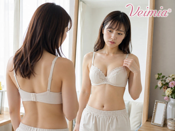 VEIMIA ラサイズが合わないサインを鏡の前で確認する女性、カップの浮きやブラジャーのフィット感をチェック