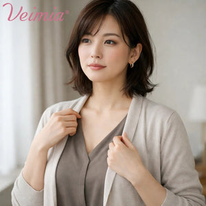 VEIMIA 胸 を 小さく 見せる 服の例 Vネックのトップスに淡色カーディガンを合わせた上半身コーデ