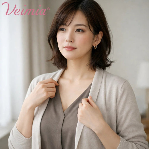 VEIMIA 胸 を 小さく 見せる 服の例 Vネックのトップスに淡色カーディガンを合わせた上半身コーデ