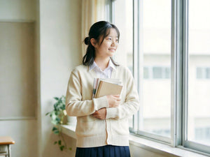 VEIMIA 胸を小さくする方法を知りたい中学生のイメージ 教室で本を抱える制服の女子生徒