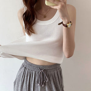 カップ付きキャミソールとタンクトップのあの違い