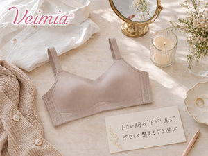 小さい胸の下がり見えをやさしく整えるブラ選びを表現したVEIMIAのフラットレイ画像