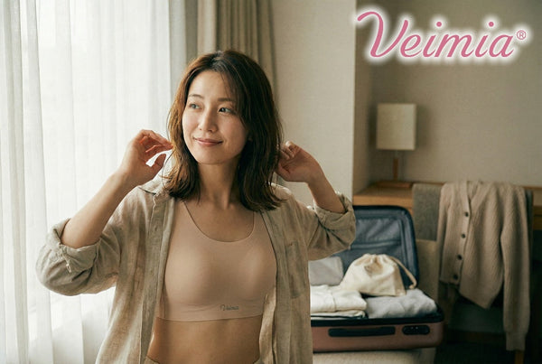 旅行前の準備をする日本人女性が、長時間移動でも快適に過ごしやすいブラを着用しているイメージ